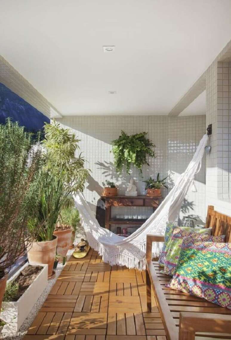 1. As plantas para varanda vão criar um espaço super acolhedor na sua casa – Foto: Muito Mais Arquitetura
