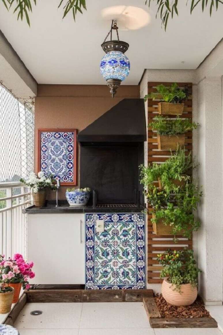 8. Decoração com plantas para varanda gourmet com churrasqueira – Foto: Mariana Orsi