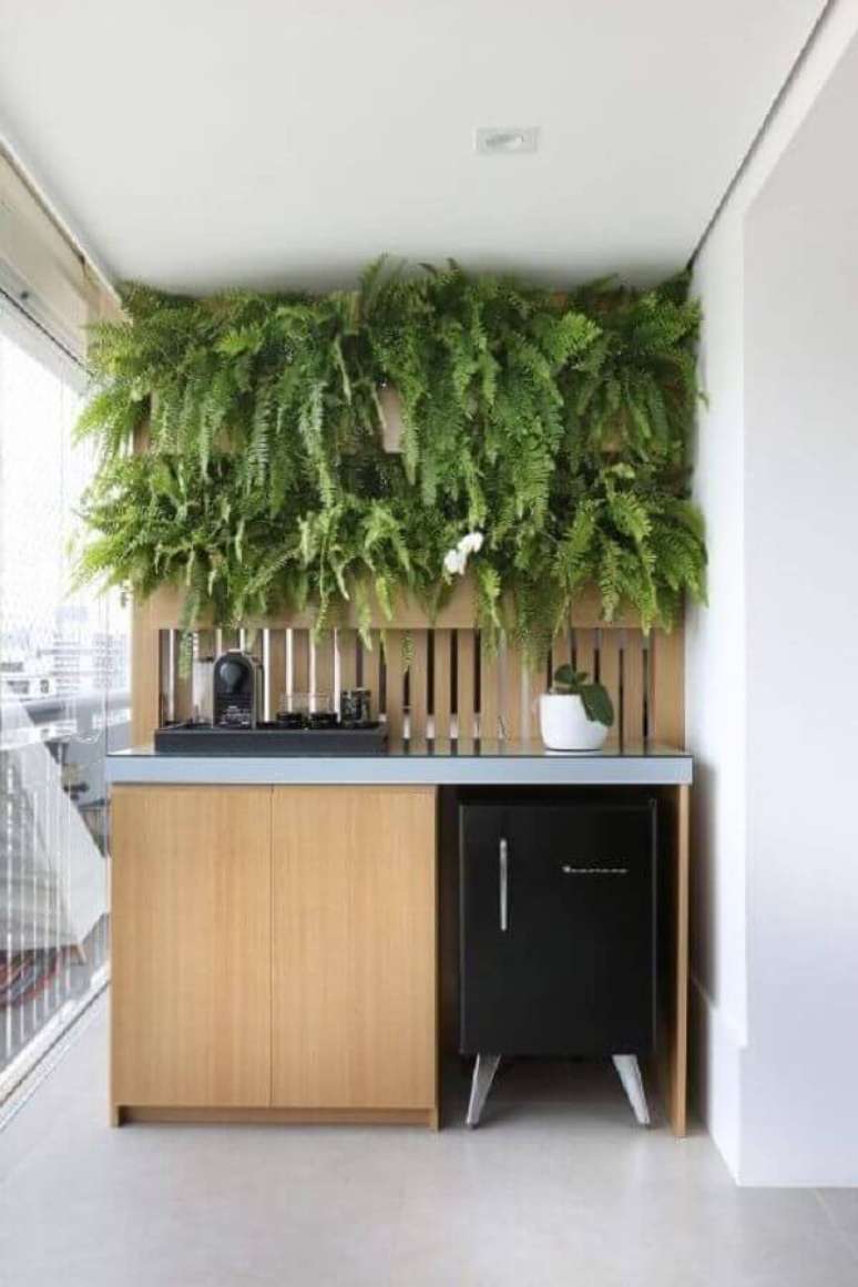 14. Invista em plantas para varanda pequena criando um jardim vertical – Foto: Pinterest