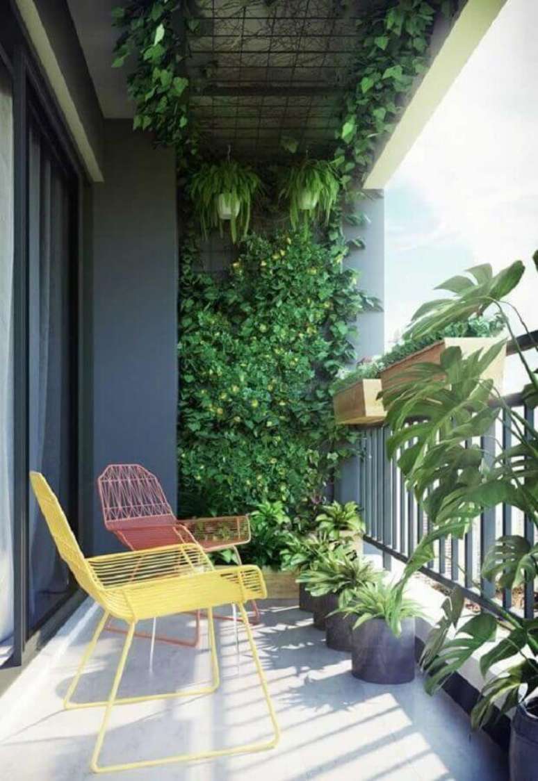 16. Decoração com plantas para varanda pequena e moderna com poltronas coloridas – Foto: Apartment Therapy
