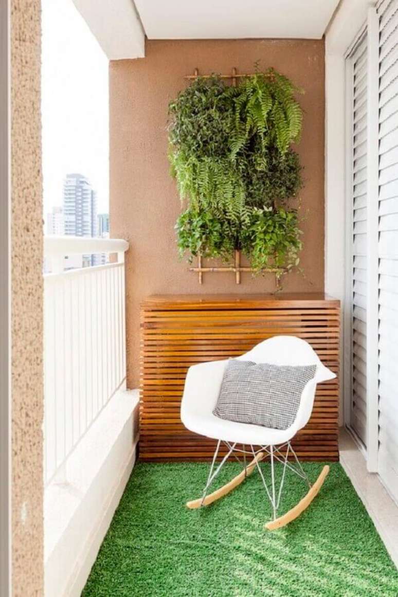 17. Decoração com plantas para varanda com tapete de grama e cadeira eames de balanço – Foto: Life by Lufe