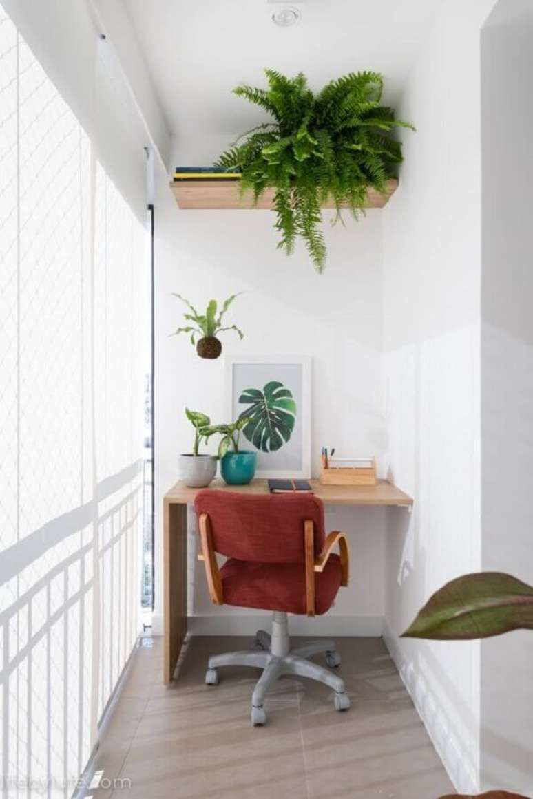 7. Decoração com plantas para varanda pequena com home office – Foto: Life by Lufe