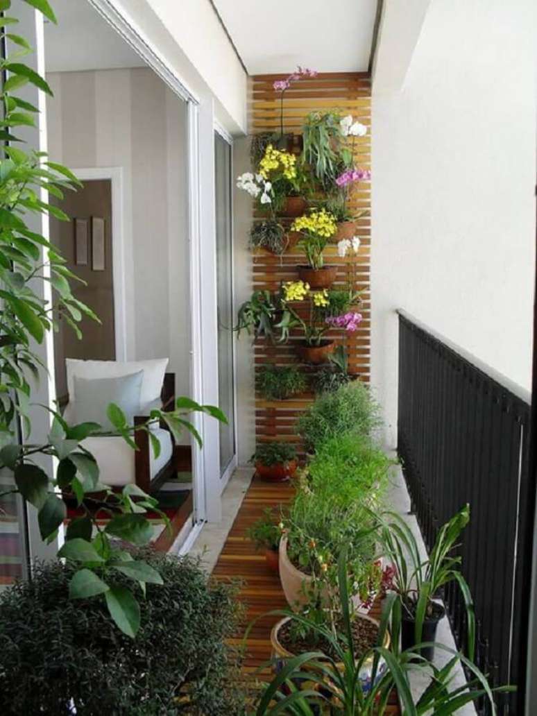 18. Treliça na parede para decoração com plantas para varanda pequena – Foto: Casa de Valentina