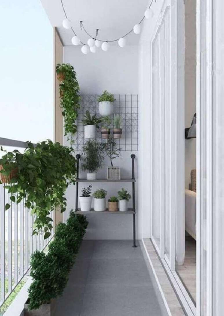 22. Decoração clean e minimalista com plantas para varanda pequena – Foto: Iaza