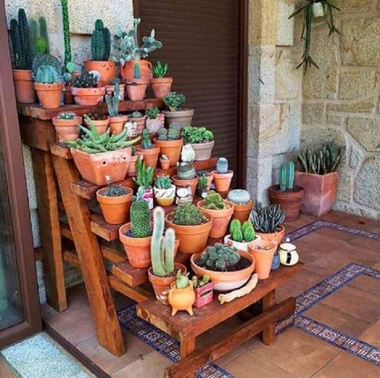 24. Decoração rústica com vasos de plantas para varanda – Foto: O Meu Jardim