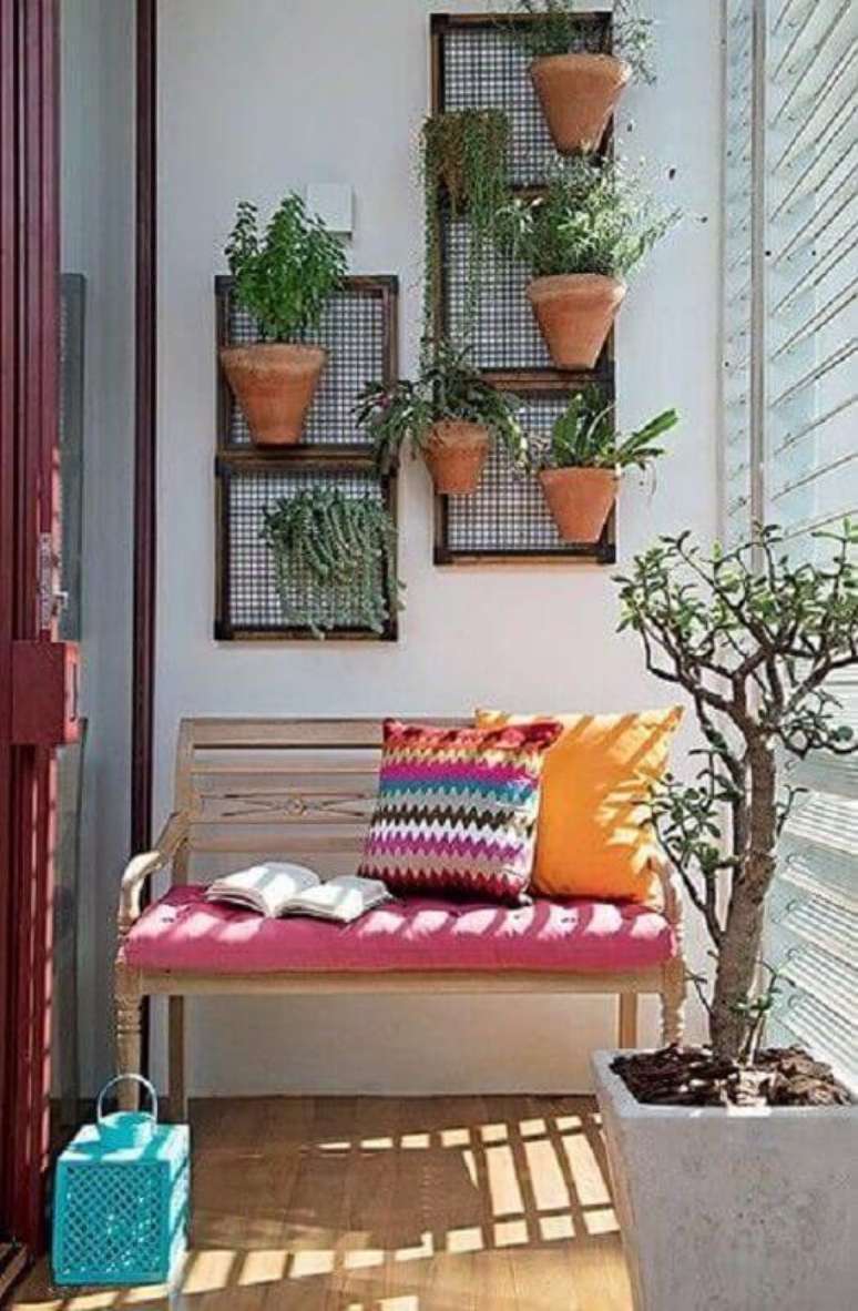 26. Decoração simples com plantas para varanda pequena decorada com banco de madeira – Foto: Simples Decoração