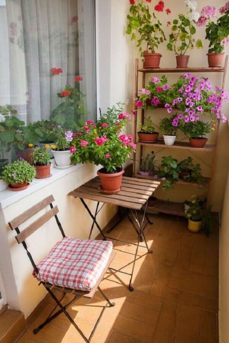 28. Vasos de flores e plantas para varanda pequena – Foto: Apartment Therapy