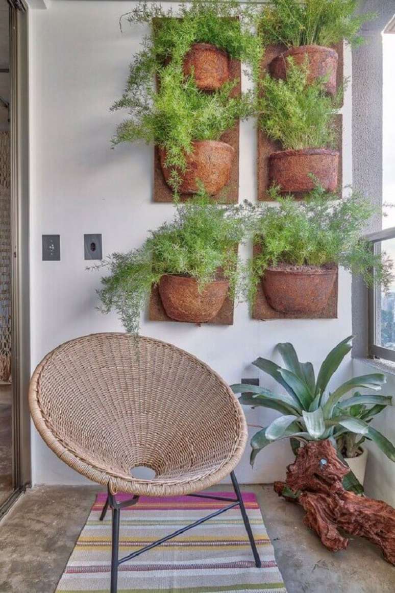 29. Jardim vertical com vasos de plantas para varanda – Foto: Casa de Valentina