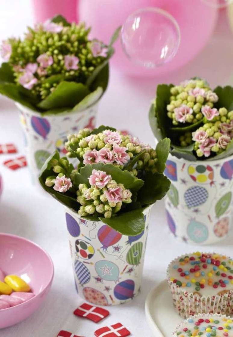 11. Flor da fortuna com vaso colorido &ndash; Via: Pinterest