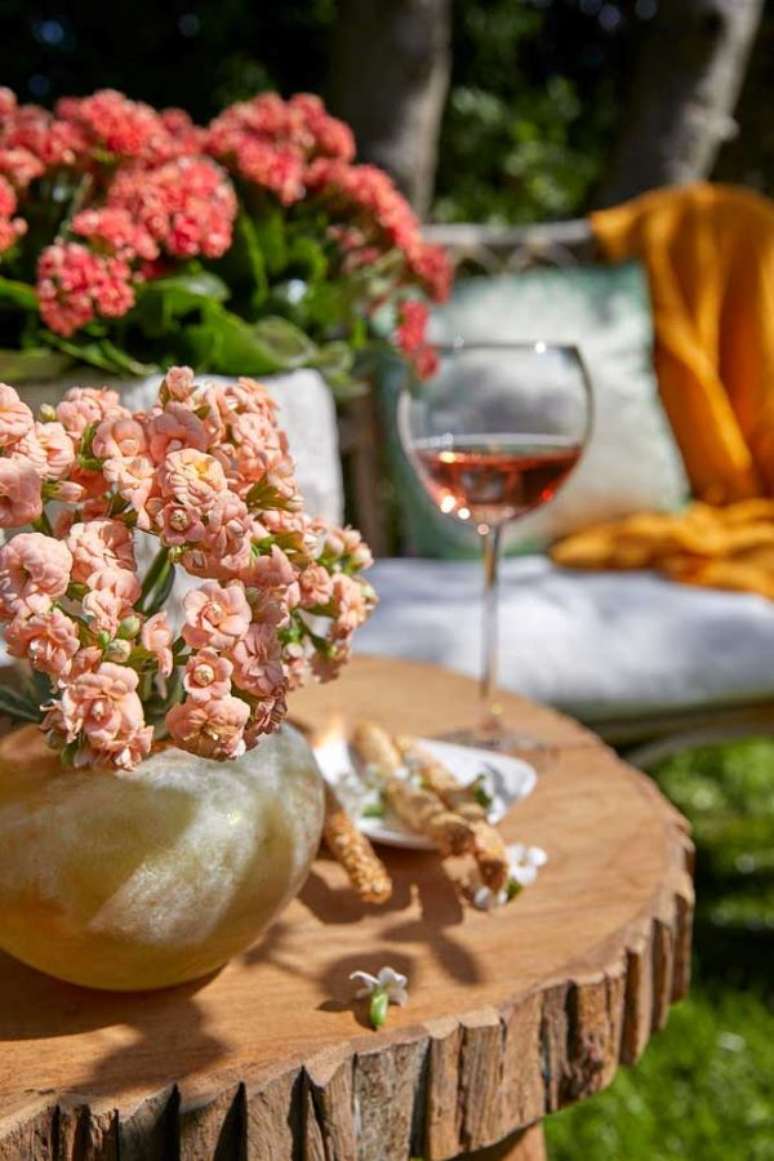 16. Varanda decorada com flor da fortuna rosa claro – Via: Pinterest