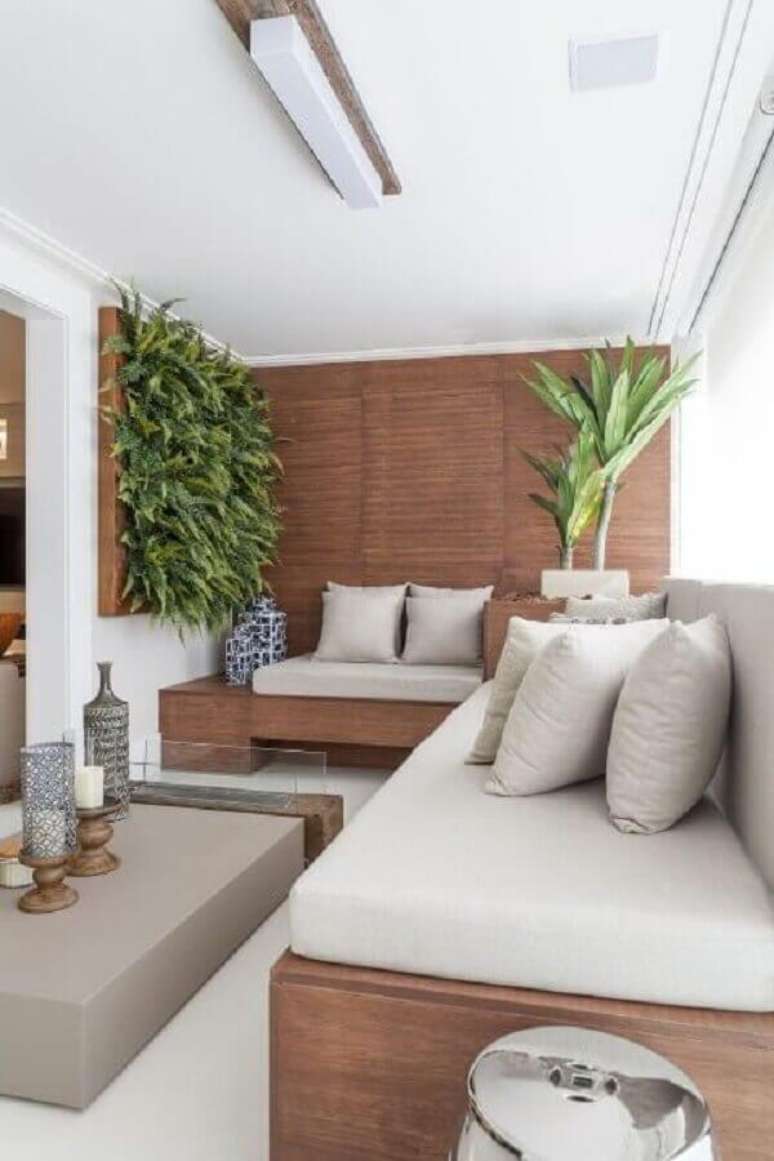 31. Decoração com plantas para varanda de apartamento com móveis planejados – Foto: Pinterest