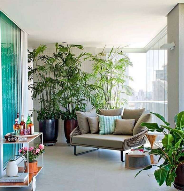 36. Decoração moderna com poltrona confortável e plantas para varanda de apartamento amplo – Foto: Pinterest