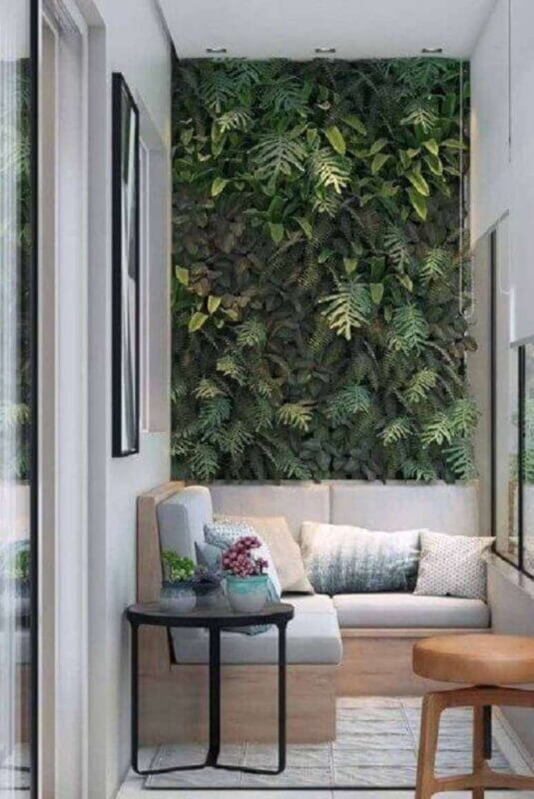 5. Plantas para varanda de apartamento moderno com canto alemão e jardim vertical – Foto: Casa de Valentina