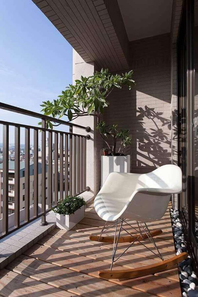 40. Decoração com cadeira de balanço e plantas para varanda com sol – Foto: ZAP em Casa