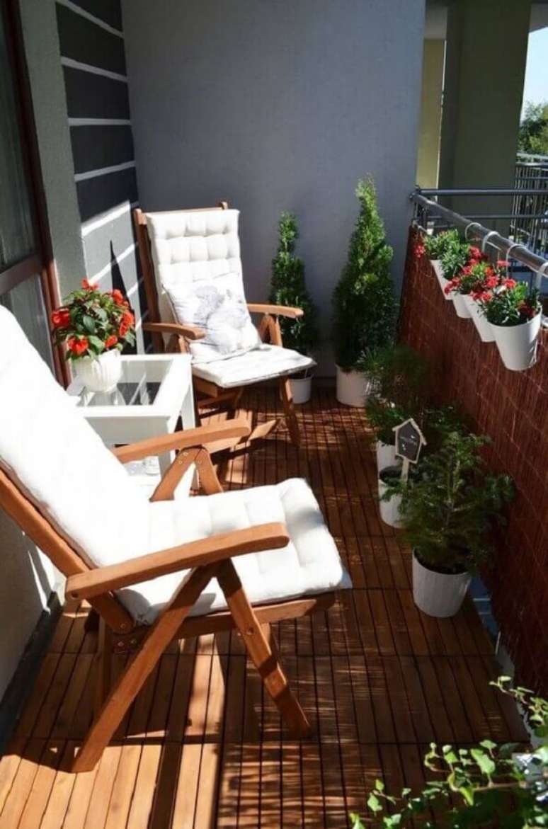 41. Plantas para varanda com sol decorada com poltronas de madeira – Foto: Everything Backyard