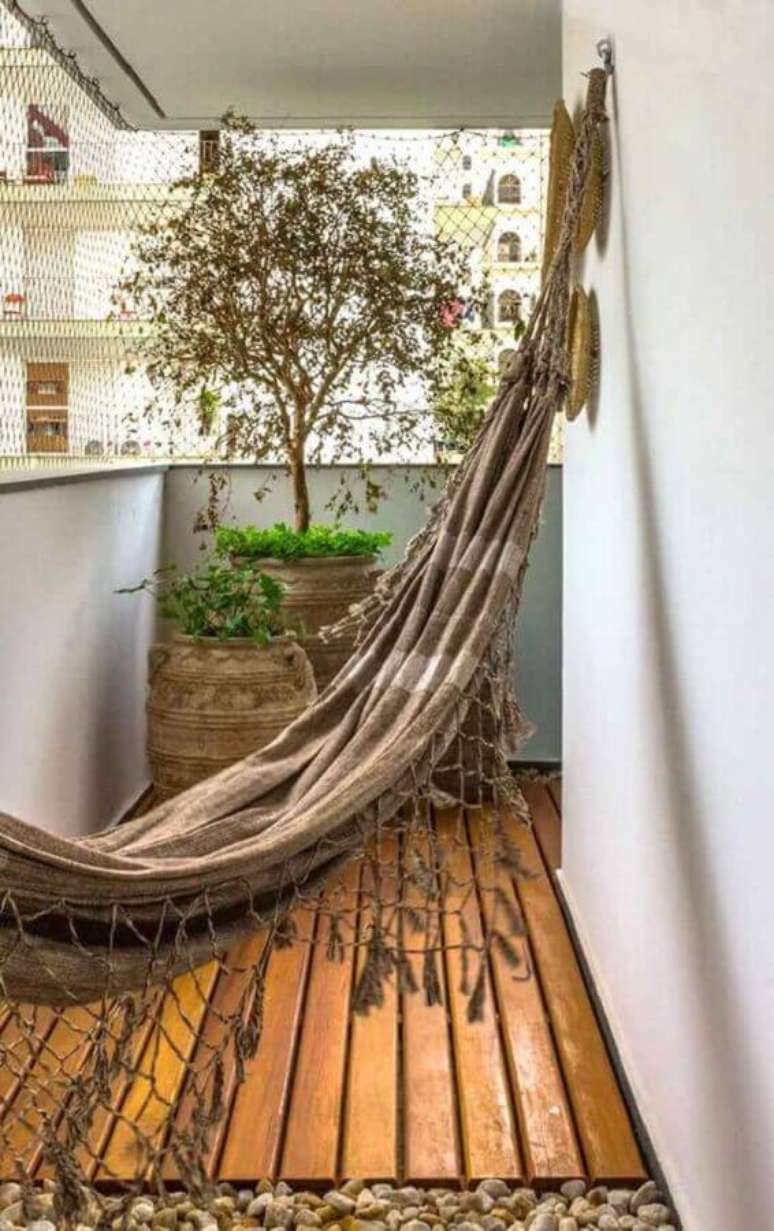 42. Decoração simples com rede de descanso e plantas para varanda pequena – Foto: Jeito de Casa