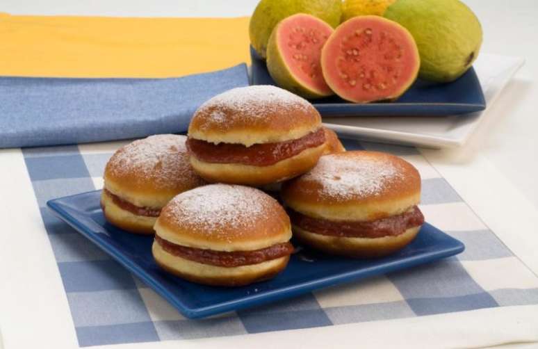 Guia da Cozinha - Sonho recheado com goiabada