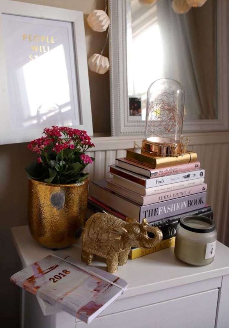 22. Decoração romântica com livros e vaso dourado de flor da fortuna – Via: Pinterest