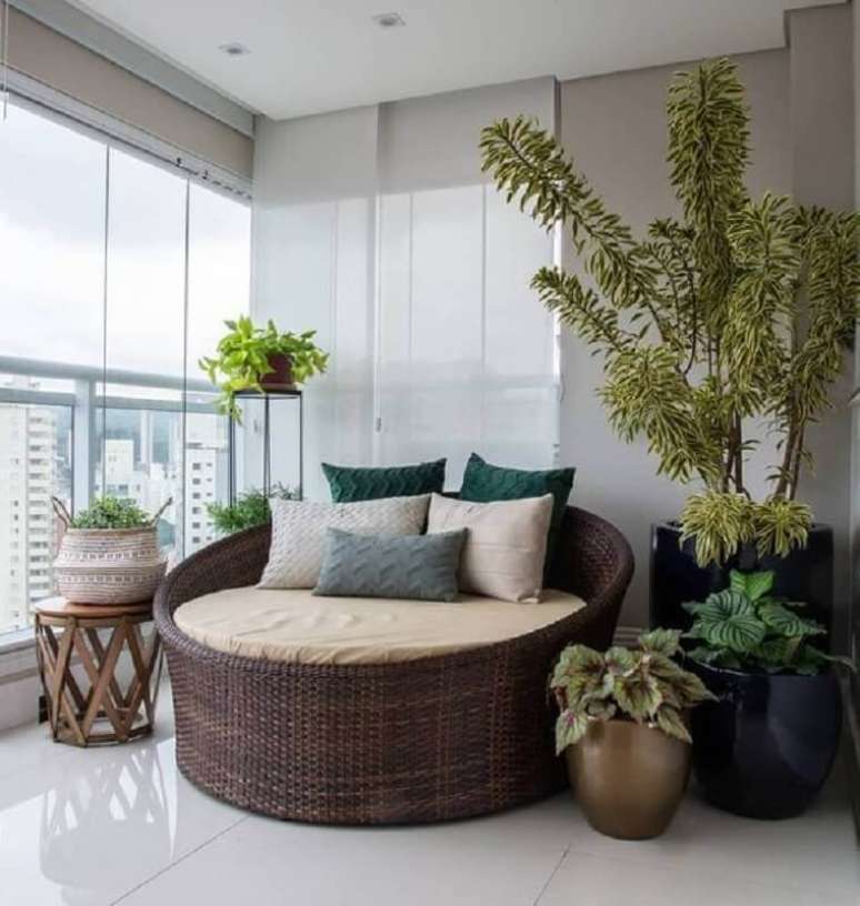 46. Decoração com sofá redondo e plantas para varanda de apartamento grande – Foto; Pinterest