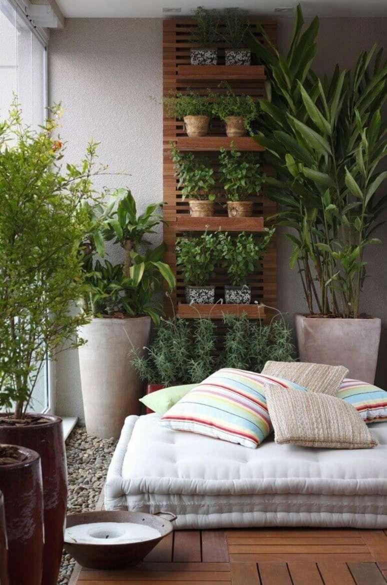 48. Vasos de plantas para varanda de apartamento com almofada futton grande – Foto: Arquitrecos