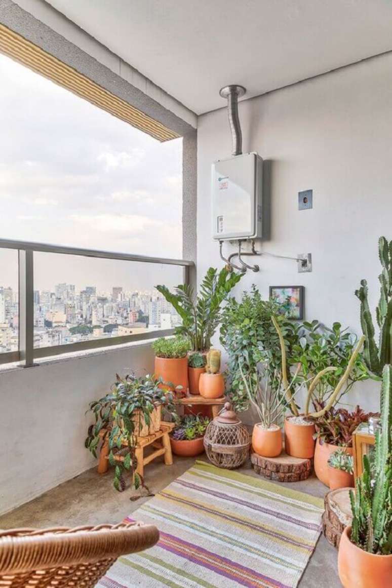 50. Decoração simples com vários vasos de plantas para varanda – Foto: Casa de Valentina