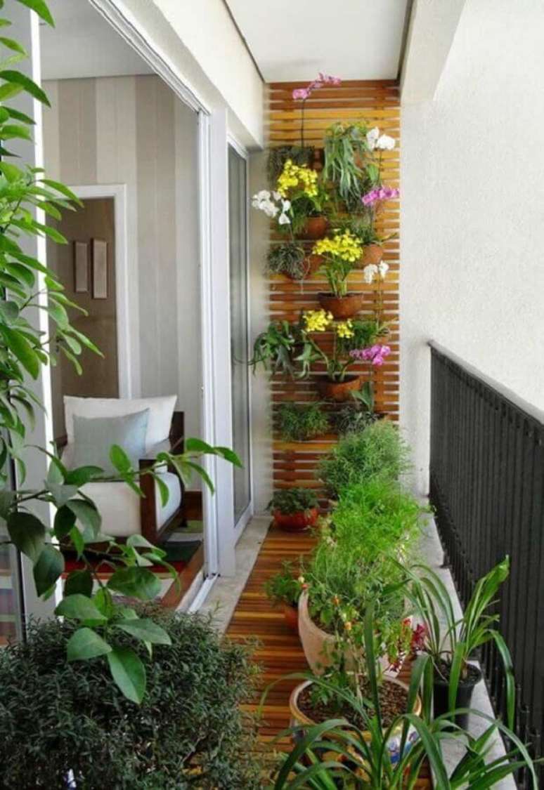 55. Decoração com plantas para varanda pequena de apartamento – Foto: Lolafá