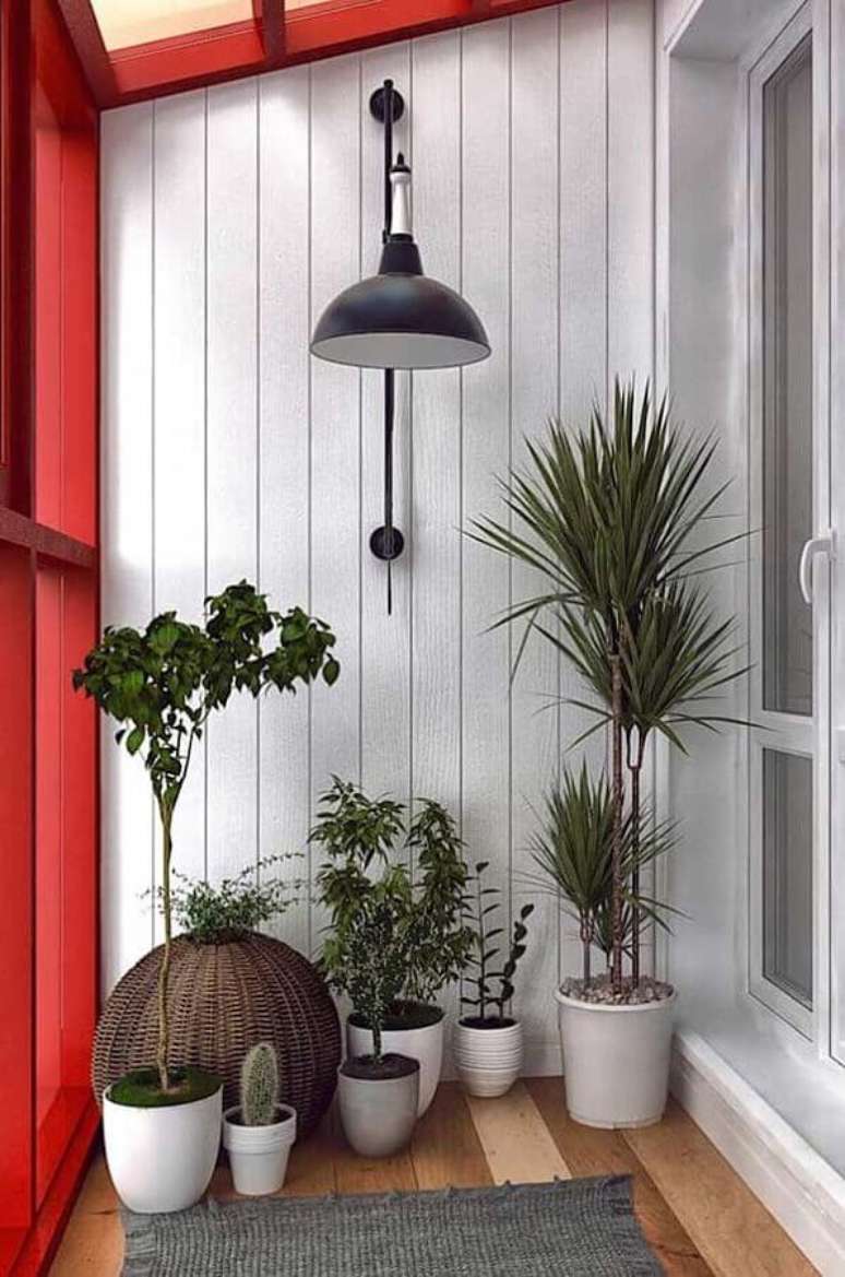 57. Vasos de plantas para varanda vermelha e branca decorada com luminária de parede – Foto: Artesanato e Reciclagem