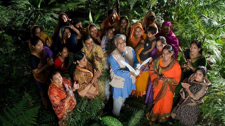 Microcrédito é a concessão de pequenos empréstimos a pessoas que vivem na pobreza, incapazes de se qualificar para empréstimos bancários tradicionais. Yunus ganhou o Prêmio Nobel da Paz em 2006 por promover esse tipo de economia