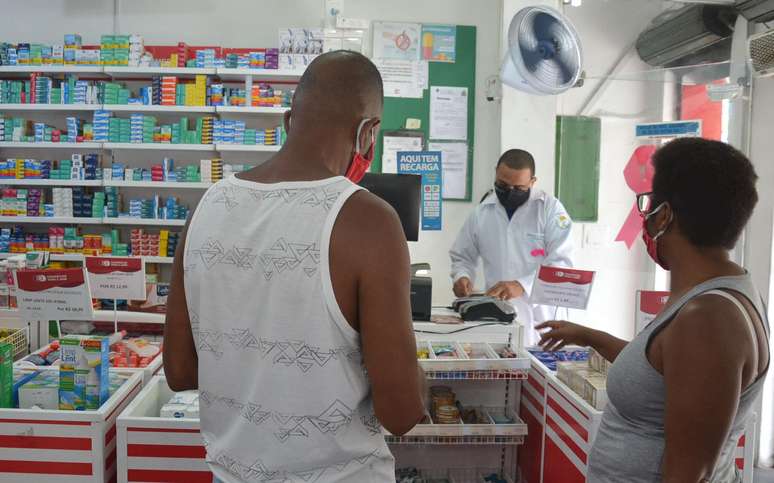 Movimentação em farmácia de Salvador, na Bahia