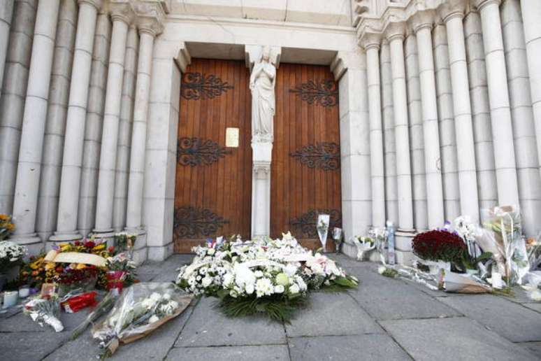 Homenagens em frente à Basílica de Notre-Dame, em Nice