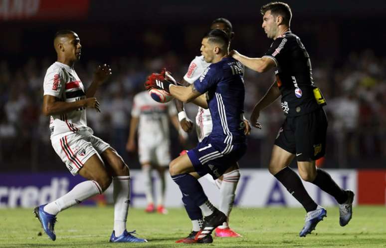 São Paulo sofreu cinco gols nos últimos dois jogos (Foto: Marco Galvão/Fotoarena)