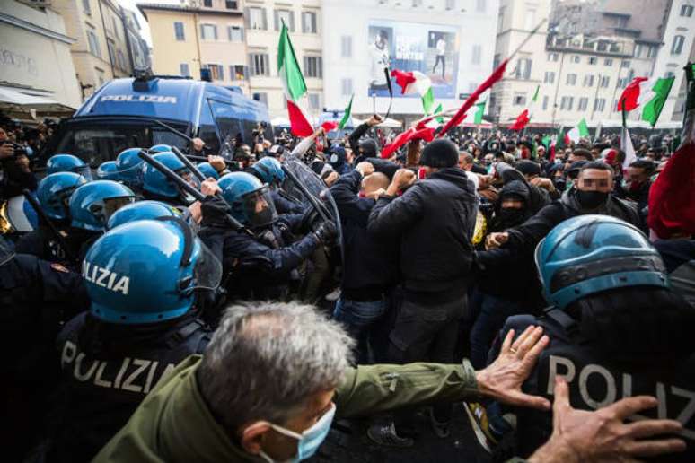 Protesto contra medidas restritivas em Roma, capital da Itália