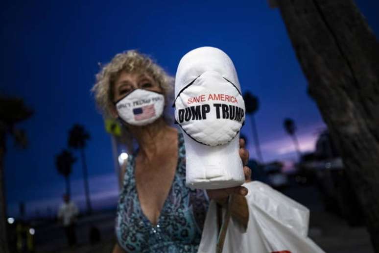 Vendedora de máscaras em Venice Beach, na Califórnia