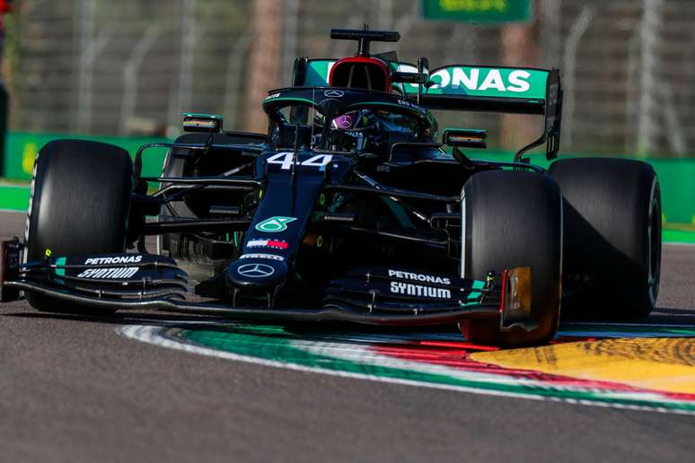 Lewis Hamilton acelera no treino livre em Ímola 