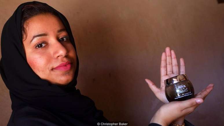 Maitha Al-Zahraa Nasser Al Hosni usa o incenso para afastar espíritos malignos