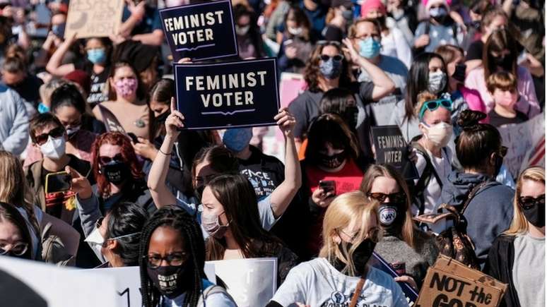 Mulheres em manifestação contra o presidente americano Donald Trump