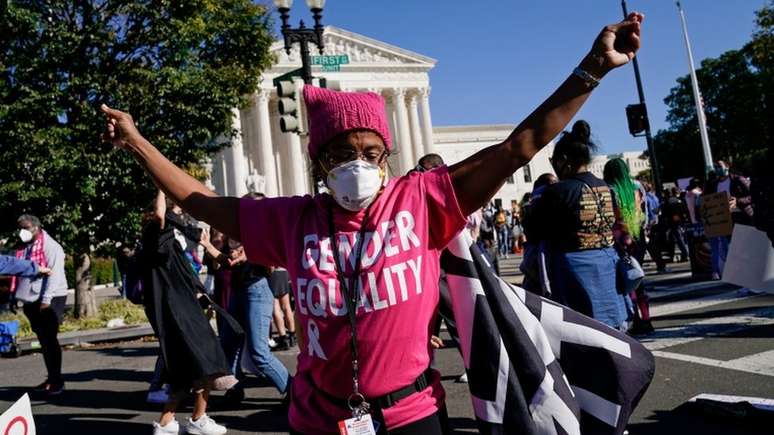 Mulher negra em protesto contra Trump