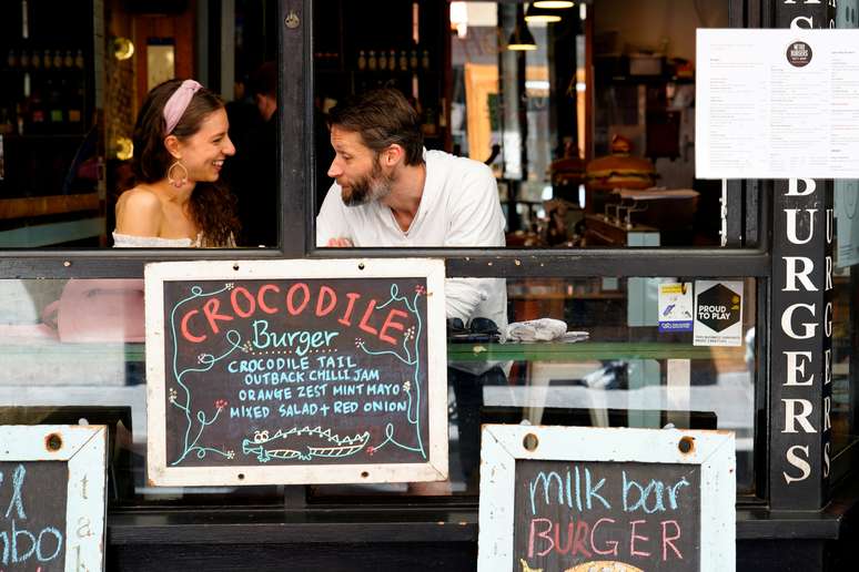 Casal conversa em restaurante em Melbourne