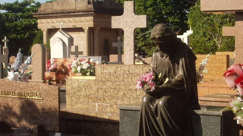 Celebração dos mortos foi incorporada pela Igreja Católica após ter nascido como celebração pagã; acima, cemitério no interior de SP