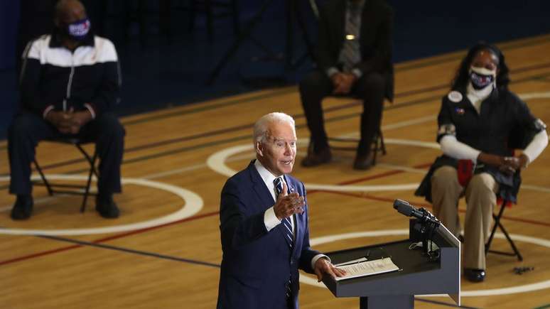 Biden faz comício com distanciamento social em Michigan