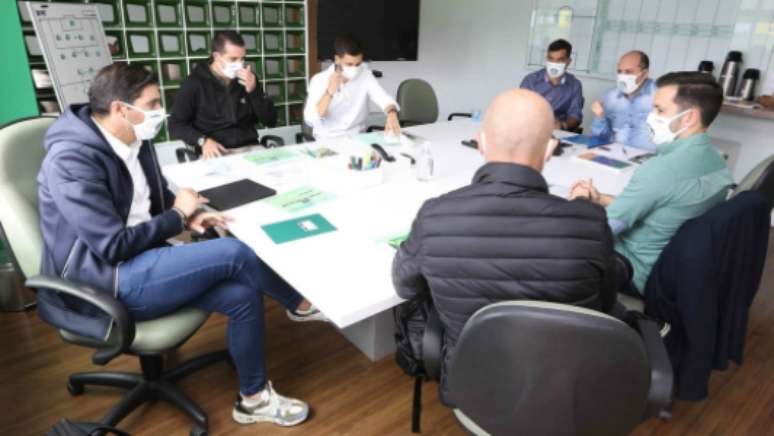 O gerente de futebol, Cicero Souza, e o coordenador das categorias de base, João Paulo Sampaio, recebem o novo treinador do clube e sua comissão técnica (Foto: Cesar Greco/Palmeiras)