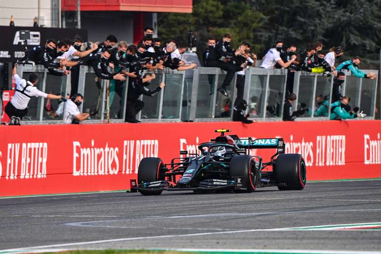 Lewis Hamilton vence seu 93º Grand Prix no tradicional circuito de Ímola, na Emilia Romagna.