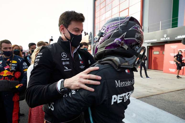 O abraço entre Toto Wolff e Lewis Hamilton: sétimo título mundial para a Mercedes.
