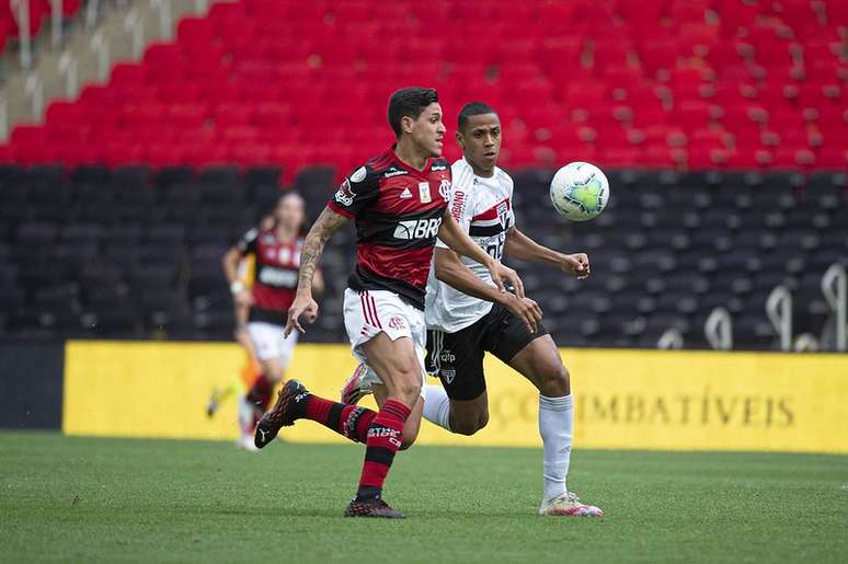 Pedro fez o gol do Flamengo, que foi goleado pelo São Paulo por 4 x 1
