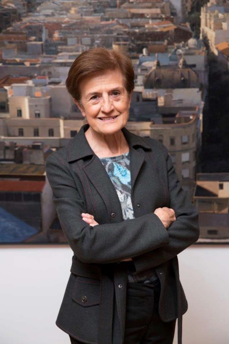 Cortina é membro da Real Academia de Ciências Morais e Políticas da Espanha. Ela foi a primeira mulher a fazer parte dessa instituição