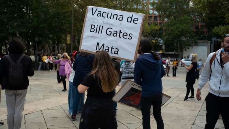 'Vacina de Bill Gates mata', diz cartaz em protesto em Madri; encontrar um culpado é um mecanismo que fornece alívio para muitos