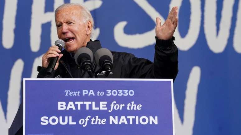 Biden lidera pesquisas de intenção de voto, mas apoiadores temem vitória inesperada de Trump como em 2016, contra Hillary Clinton