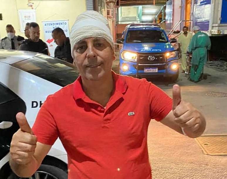 O vereador Zico Bacana divulgou foto na frente do hospital onde foi atendido