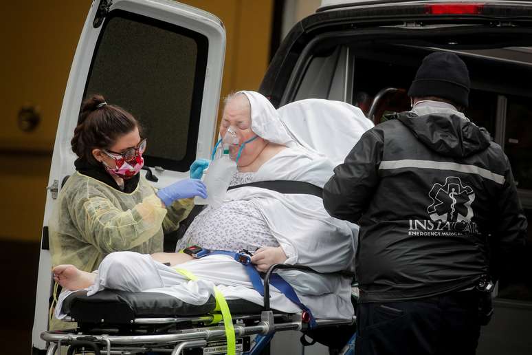 Idosa é transportada a hospital em Nova York em meio à pandemia de coronavírus
24/04/2020
REUTERS/Brendan McDermid