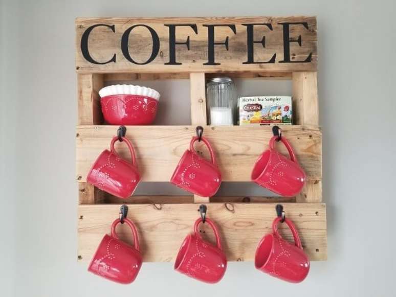 49. A prateleira de pallet deixa expostas as xícaras de café. Fonte: Pinterest